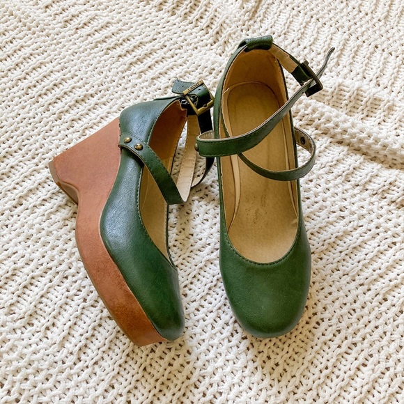 Boutique Clogs in green - Picture 2 of 3